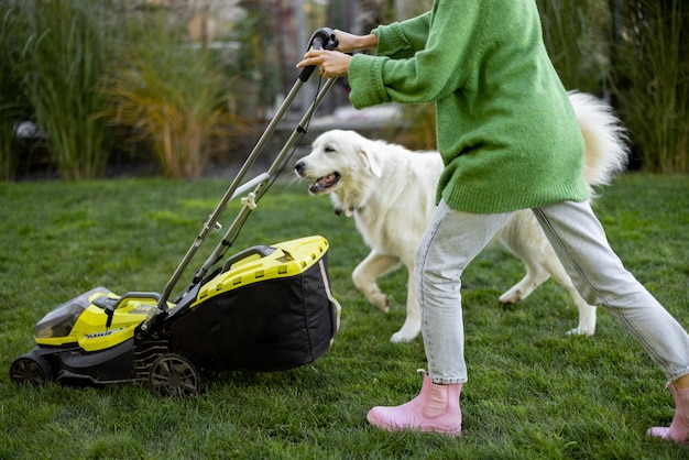 Vrouw speelt met haar hond in de achtertuin tijdens het tuinieren