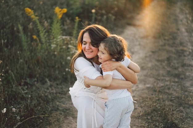 Foto vrouw speelt met haar kind buiten