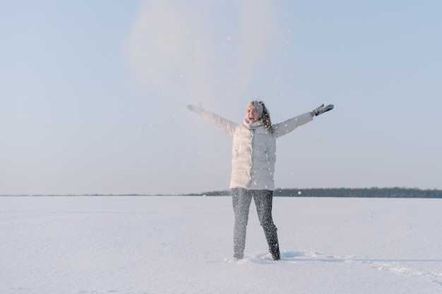 Vrouw speelt met sneeuw