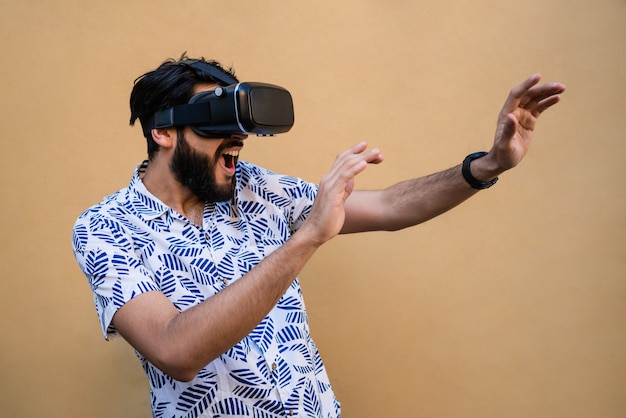 Vrouw speelt met VR-headset bril.