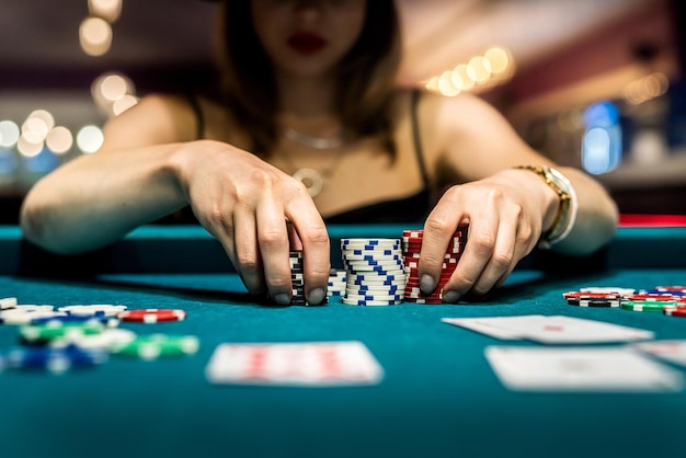 Vrouw speelt pokerspel en doet wedden, casino