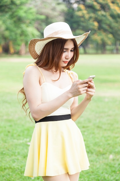 Vrouw speelt slimme telefoon.