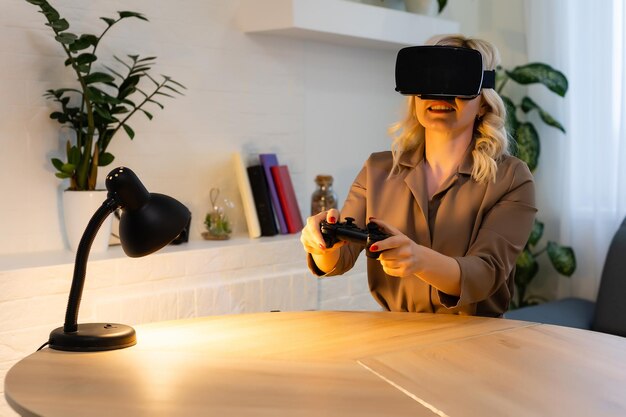 Vrouw speelt thuis een spel met VR-apparaat