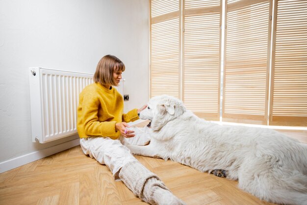 Vrouw speelt thuis met haar hond