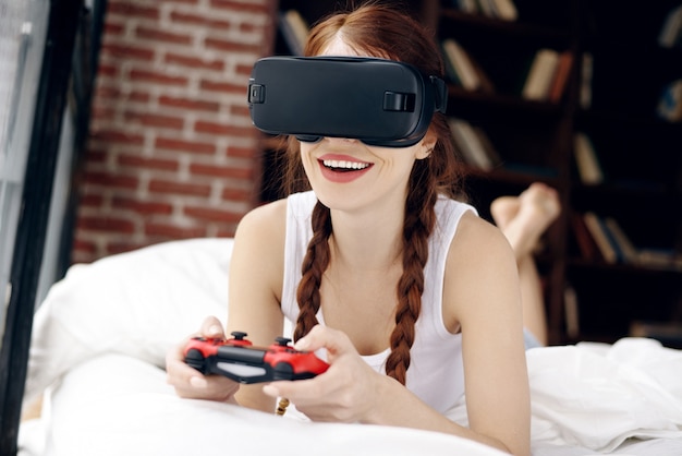 Vrouw speelt videogames en gebruikt VR-helm.