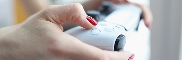 Vrouw spelen computerspel met joystick close-up. Entertainment- en vrijetijdsconcept
