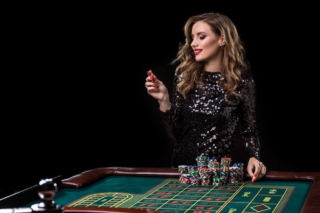 Vrouw spelen in casino. Vrouw zet stapels chips in met rou