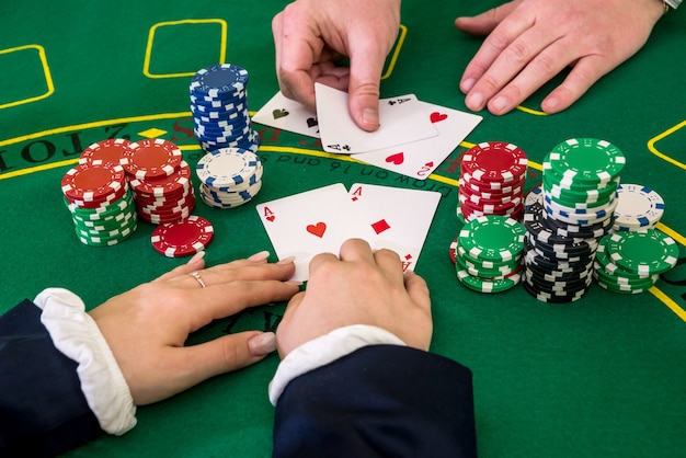 Vrouw spelen met dealer, blackjack, casino