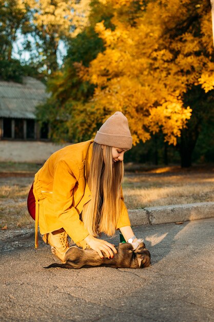 Vrouw spelen met een puppy