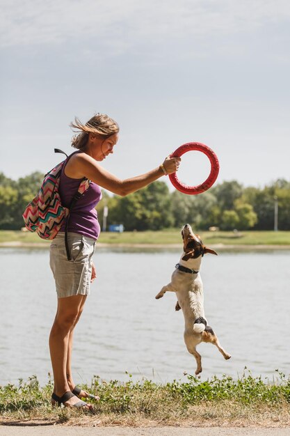 Vrouw spelen met hond op de natuur