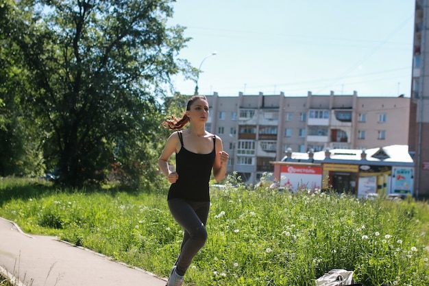 Vrouw sport rennen in park buiten