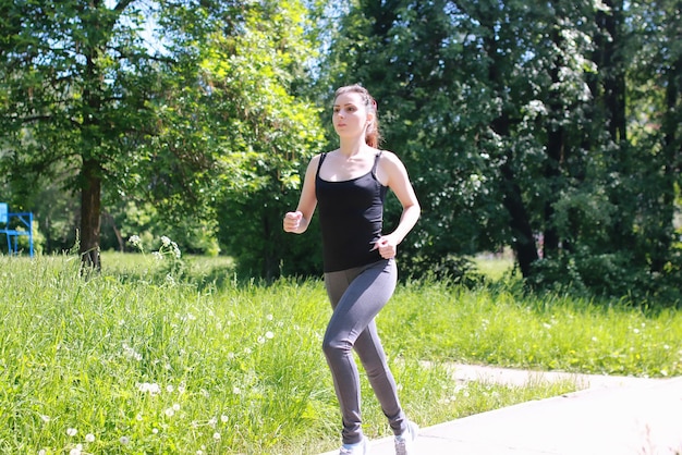 Vrouw sport rennen in park buiten