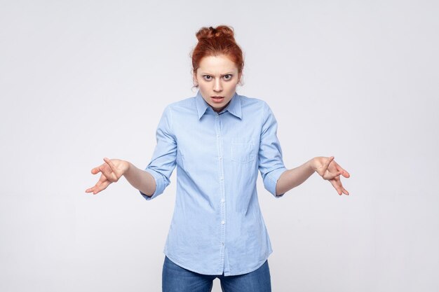 Foto vrouw spreidt handen uit met shock en misverstand hoe kon je tekenen