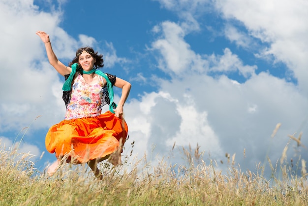 Vrouw springt in de wei