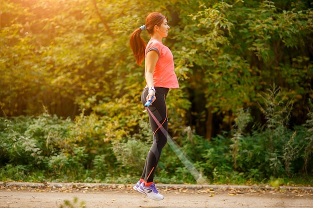 Vrouw springt met springtouw