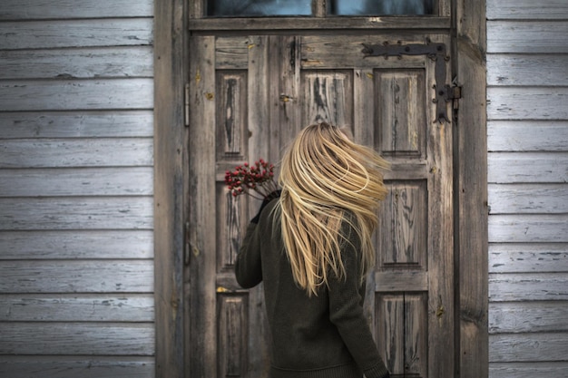 Vrouw staande op de houten vloer