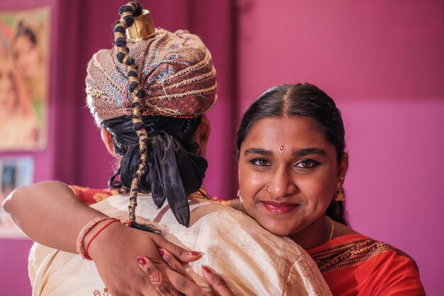 Vrouw staart naar de camera en geeft haar man een knuffel tijdens het feest Concept traditie