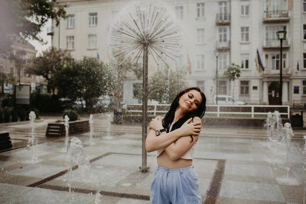 Vrouw staat onder de regen