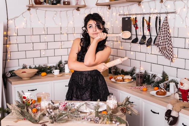 Vrouw staat op keukenrol en houten lepeltoestellen