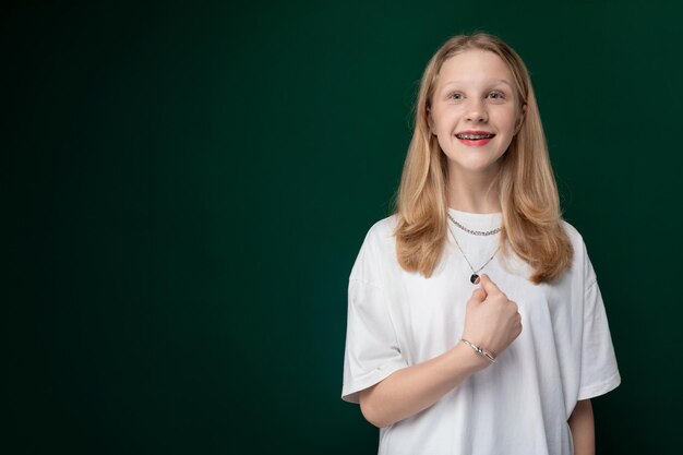 Vrouw staat voor de groene muur.