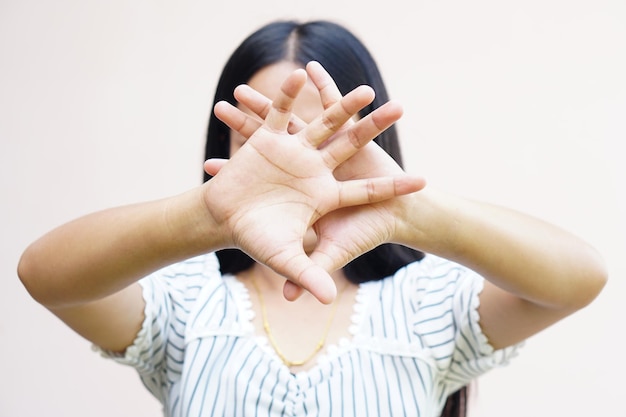 Vrouw stak haar hand op om af te raden campagne stop geweld tegen vrouwen