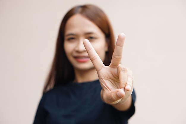 Vrouw stak haar hand op om af te raden campagne stop geweld tegen vrouwen