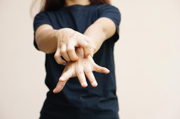 Vrouw stak haar hand op om af te raden campagne stop geweld tegen vrouwen