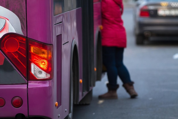 Vrouw stapt in de bus