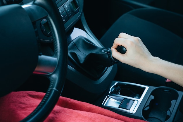 Vrouw start de auto. Meisje met autosleutel.