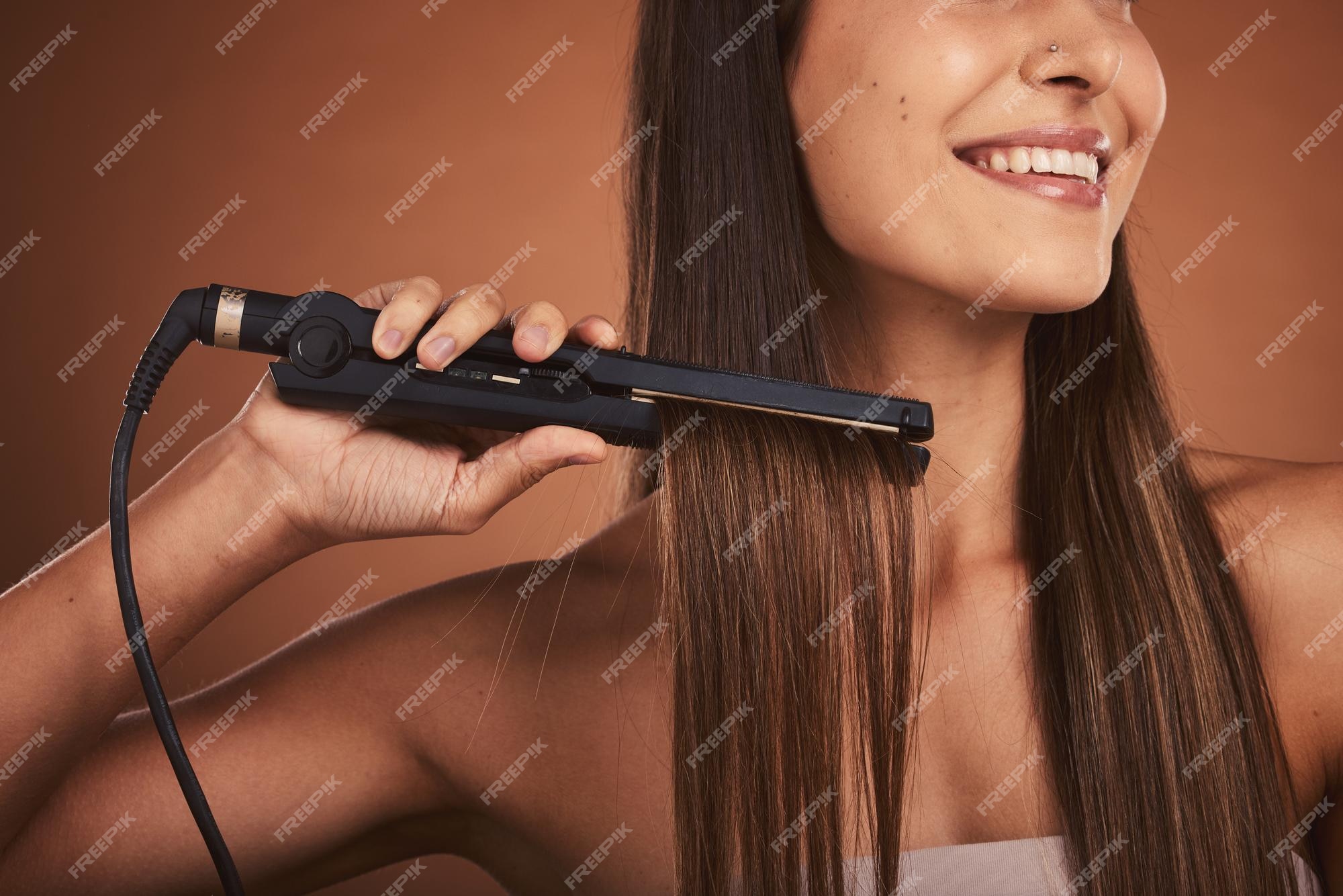 evenwichtig Spektakel Excentriek Vrouw stijltang tools warmte en cosmetica kapsel mode en schoonheid van lang haar zorg op studio achtergrond gelukkig jong meisje model strijken haarstijl voor mooie salon glans | Premium Foto evenwichtig Spektakel Excentriek Vrouw stijltang tools warmte en cosmetica kapsel mode en schoonheid van lang haar zorg op studio achtergrond gelukkig jong meisje model strijken haarstijl voor mooie salon glans | Premium Foto