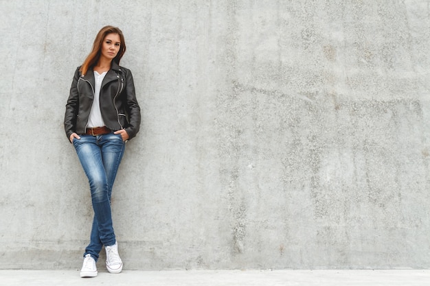 Vrouw stond op de betonnen muur