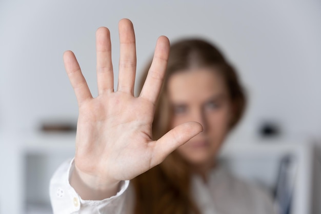 Vrouw stopbord met hand maken Huiselijk en seksueel geweld concept