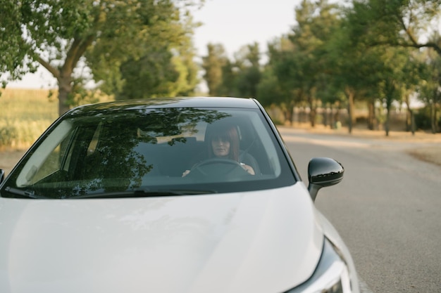 Vrouw stopt de auto op de berm