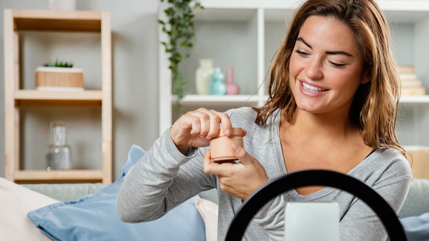 Foto vrouw streaming schoonheidsverzorging routine