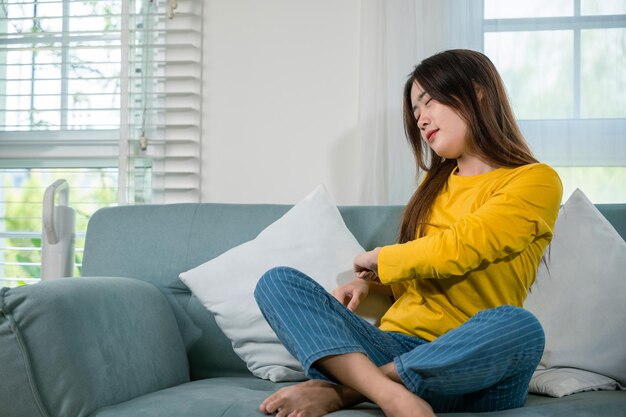 vrouw strekt zich uit voor ontspannende activiteiten voelt zich lui in het weekend op de bank