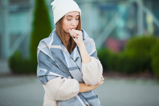 Vrouw stress. Mooie trieste wanhopige vrouw in winterjas die aan depressie lijdt