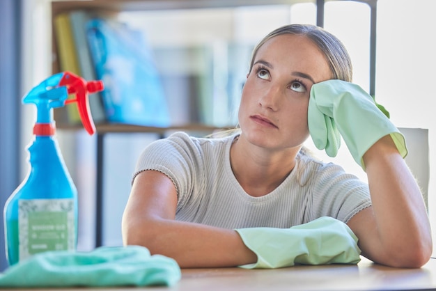 Vrouw stress of denken met spuitfles in voorjaarsschoonmaak van huishouden wellness huishygiëne onderhoud of kantoorgezondheidszorg Angst verveelde of geïrriteerde meid of schoonmaker met bacterieproduct