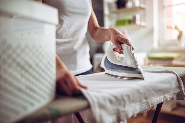 Vrouw strijken van kleding