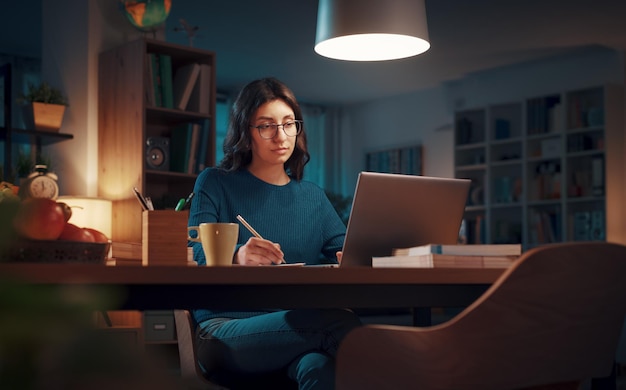 Vrouw studeert laat in de nacht.
