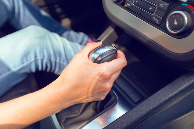 Vrouw stuurprogramma besturen van een auto