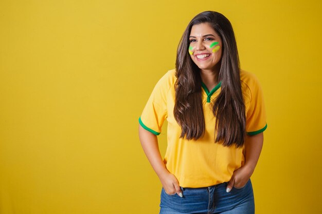 Vrouw supporter van Brazilië WK 2022 voetbalkampioenschap handen in de zakken glimlachend