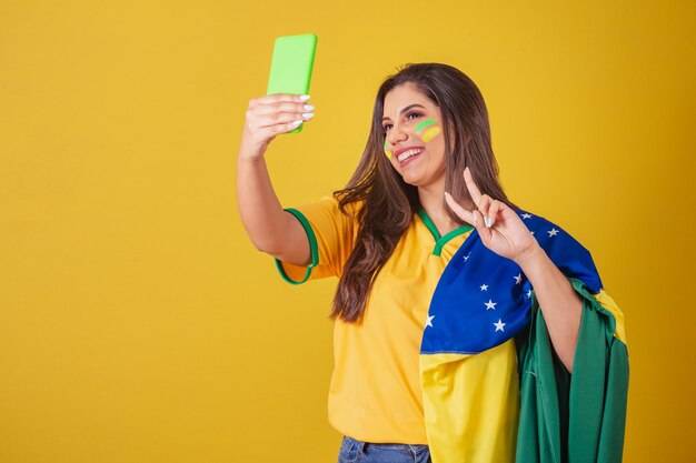 Vrouw supporter van Brazilië WK 2022 voetbalkampioenschap Selfie foto's maken zelfportret met mobiele telefoon