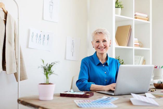 Vrouw surfen in het net