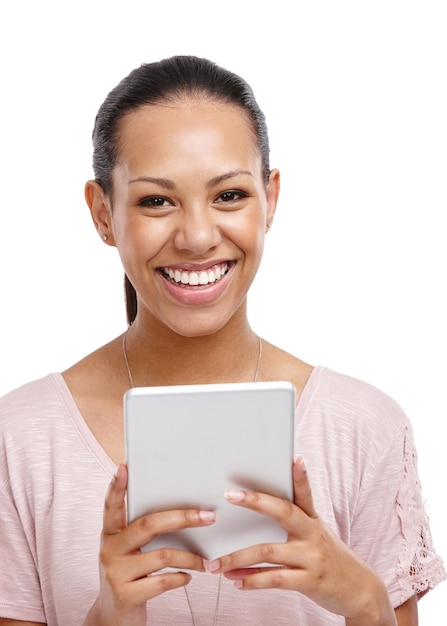 Vrouw tablet en glimlach voor digitale marketing sociale media of onderzoek tegen een witte achtergrond Portret van geïsoleerde aantrekkelijke jonge vrouw met draadloos touchscreen voor online entertainment