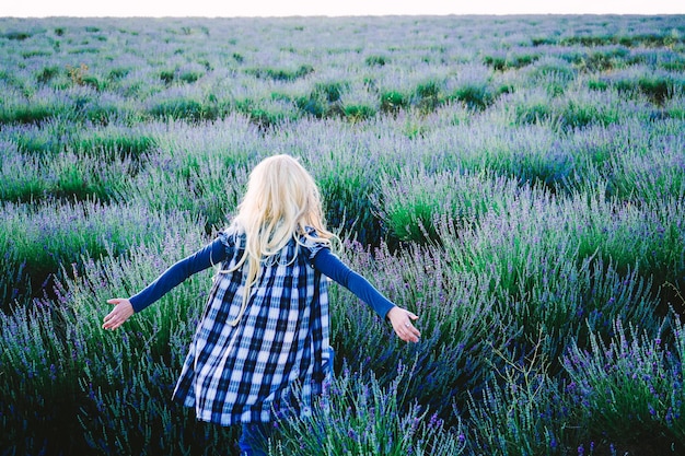 Foto vrouw te midden van lavendelplanten op het veld