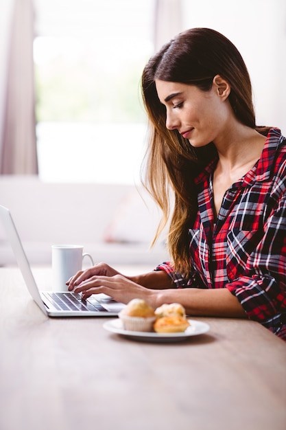 Vrouw te typen op de laptop