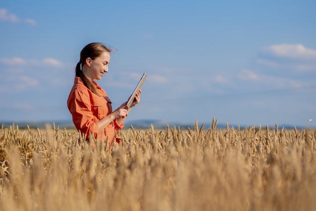 Vrouw technoloog agronoom met tablet