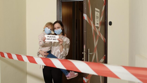 Foto vrouw tegen de muur.