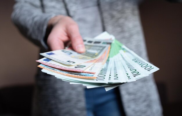 Vrouw telt geld vrouwelijke handen houden contant geld bankbiljetten coupures van 5 10 100 euro