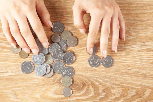 Vrouw telt munten op tafel